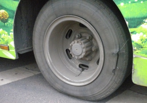 一輛公車一年換10條輪胎，巡察組追查背后貓膩
