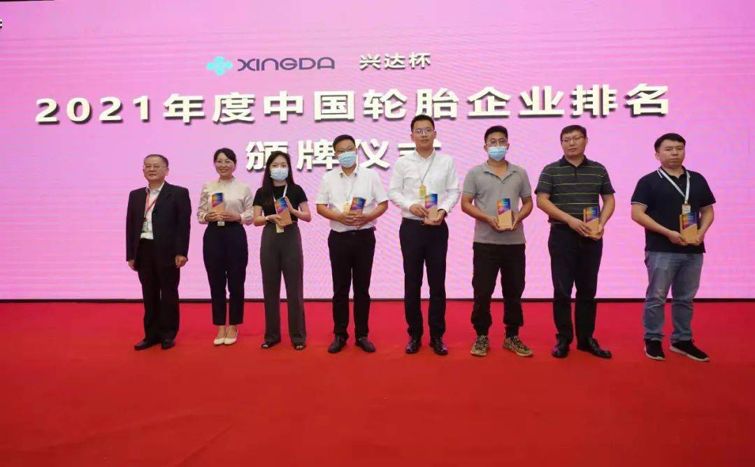 圖為中橡協輪胎分會原秘書長蔡為民為輪胎企業授牌
