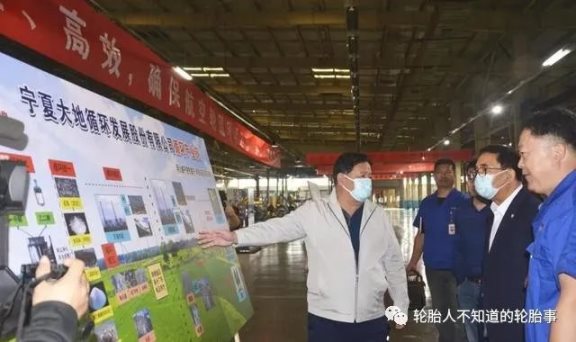 　董事長魏彥輝向中科院院士介紹寧夏大地綠色發展的循環模式