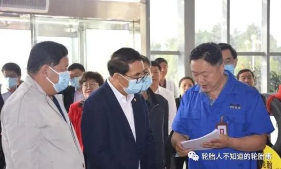 董事長魏彥輝向白春禮院士等專家介紹企業情況
