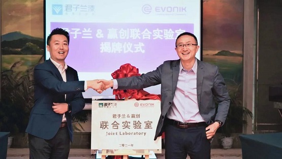 贏創大中華區涂料添加劑業務總監楊華、君子蘭集團副總經理王海軍共同為聯合實驗室揭牌2