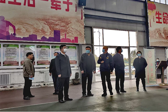 張國棟充分肯定了公司在人才隊伍建設、注重科技成果轉化、提高企業核心競爭力等方面的工作 張國棟充分肯定了公司在人才隊伍建設、注重科技成果轉化、提高企業核心競爭力等方面的工作