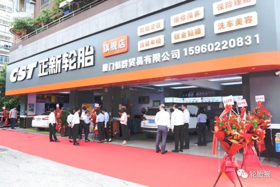 　旗艦店門(mén)頭采用簡(jiǎn)潔店招版式
