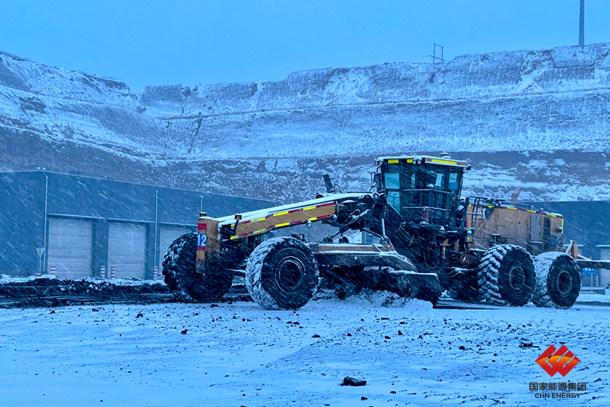 圖為平地機清理上煤生產道路積雪。