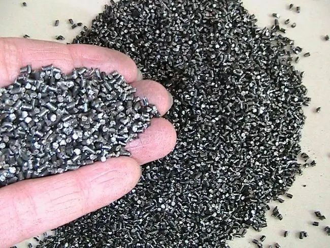廢舊輪胎通過特殊處理，可以回收鋼絲、橡膠和炭黑