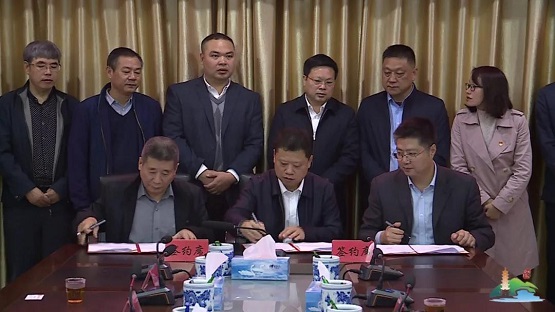 李群彪代表臨川區(qū)人民政府與撫州克林泰爾環(huán)?？萍加邢薰敬砗炇鹆送顿Y合作協(xié)議