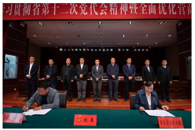 長子縣與各投資方現場集中簽約10個項目,其中包括年產120萬套全鋼卡車、1200萬套半鋼轎車子午線輪胎項目。 長子縣與各投資方現場集中簽約10個項目,其中包括年產120萬套全鋼卡車、1200萬套半鋼轎車子午線輪胎項目。