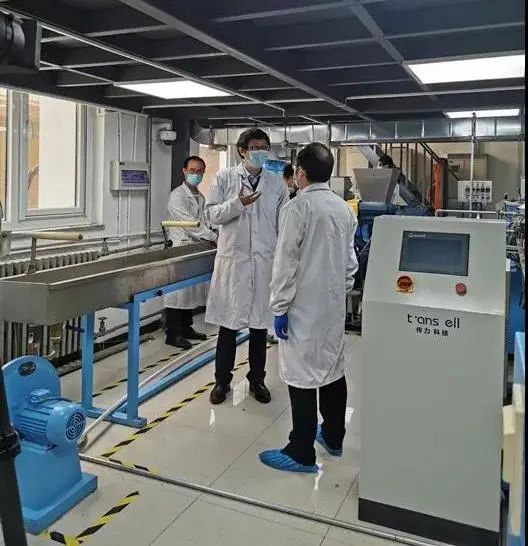 張立群教授在實驗室指導實驗