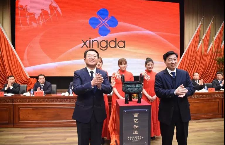 方捷和劉錦蘭兩人,共同為這尊有紀念意義的寶鼎揭牌 方捷和劉錦蘭兩人,共同為這尊有紀念意義的寶鼎揭牌