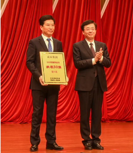 集團董事長車宏志代表企業上臺領獎,并作為重點企業代表發言。 集團董事長車宏志代表企業上臺領獎,并作為重點企業代表發言。