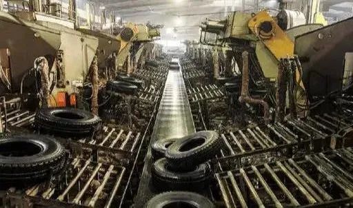 并對(duì)新建煤電、煉化、鋼鐵、焦化、水泥(含熟料和粉磨站)及輪胎項(xiàng)目，實(shí)施提級(jí)審批，由省級(jí)核準(zhǔn)或備案