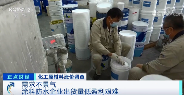 工人們正在車間里進行包裝作業