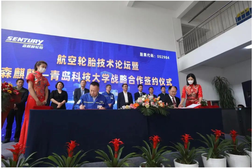 “國產(chǎn)大飛機航空胎用天然膠國產(chǎn)化替代技術(shù)”和“應(yīng)對‘雙碳’重大需求-輪胎用全生命周期綠色可循環(huán)材料技術(shù)”等兩個項目的技術(shù)合作開發(fā)協(xié)議同時簽署。