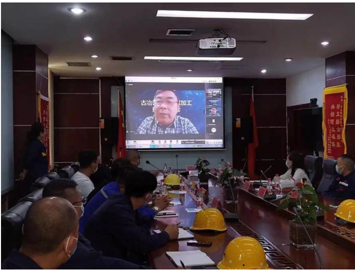李鑫鋼教授就《煤焦油深加工分離過程強化與節能技術》進行了深入講解，具有較強的可操作性。與會企業負責人以視頻連線形式與李鑫鋼教授進行對接交流。