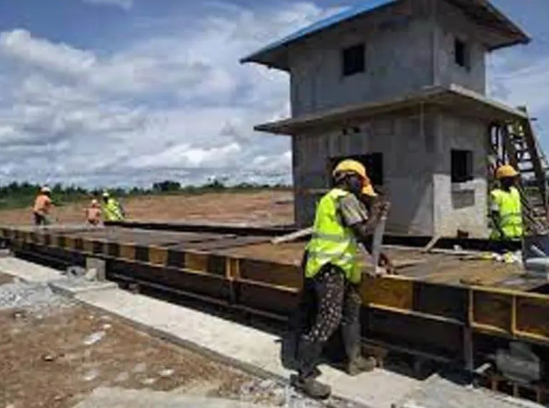利比里亞橡膠加工廠開工建設