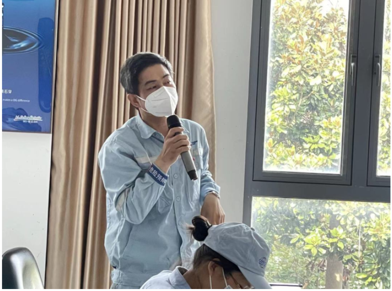 研發部工程師針對集裝箱水性涂料的生產工藝及質量控制要點進行了講解