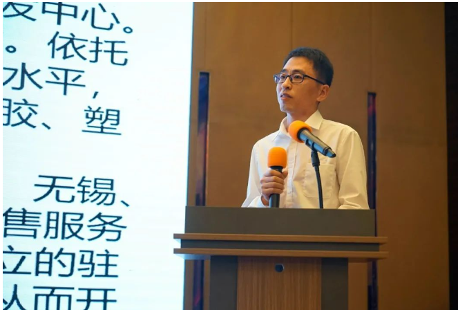 大連第二橡塑機械有限公司副總經(jīng)理程遠升，作了題為《提升中的混煉技術——無裂紋合金與自動混煉》的報告。