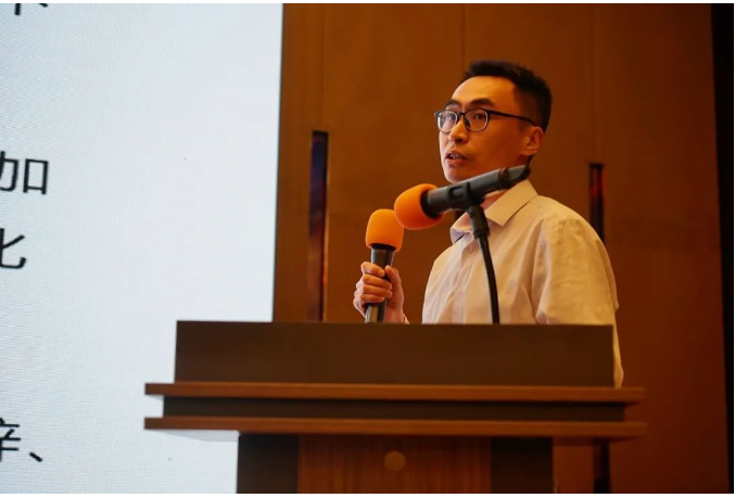 　科邁化工股份有限公司高級經(jīng)理張建瑞，介紹了一種新型綠色環(huán)保型超鋅活性劑。