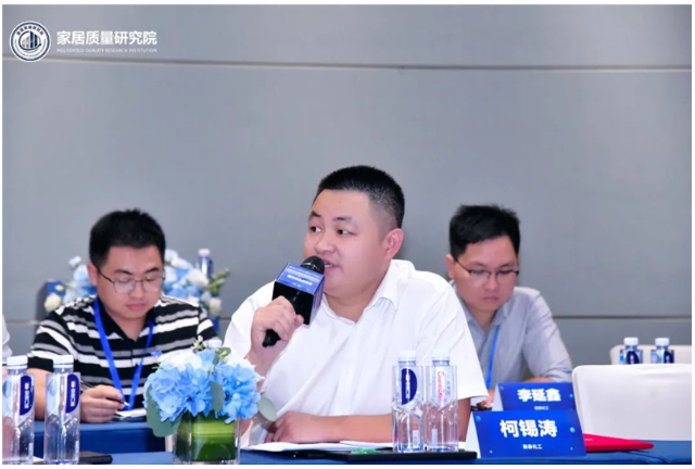 密封膠作為門窗輔材之一，主要用于窗框與玻璃的接縫密封、門窗框與內外墻體的接縫密封，對于門窗的水密性、氣密性、保溫隔音性能等方面起到關鍵作用
