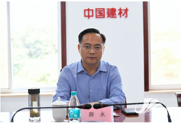 薛永鼓勵(lì)企業(yè)抓住市場(chǎng)機(jī)遇，抓好生產(chǎn)經(jīng)營(yíng)，快馬加鞭、只爭(zhēng)朝夕，加快發(fā)展壯大。同時(shí)，針對(duì)外地貨物運(yùn)輸車(chē)輛，要嚴(yán)格落實(shí)疫情防控各項(xiàng)措施，確保生產(chǎn)安全穩(wěn)定。屬地及有關(guān)部門(mén)要做好項(xiàng)目跟蹤服務(wù)，全力推動(dòng)項(xiàng)目二期早建成早投產(chǎn)早達(dá)效。