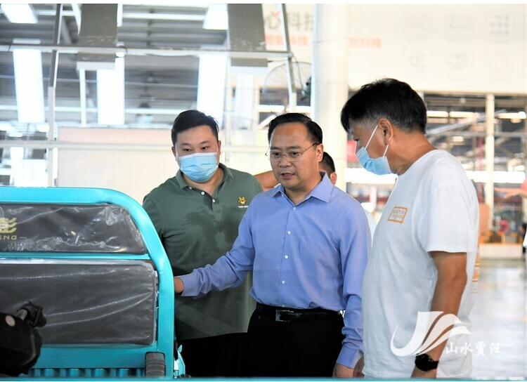 　在江蘇金彭車(chē)業(yè)有限公司生產(chǎn)車(chē)間，工人們緊張忙碌，多條生產(chǎn)線(xiàn)加速運(yùn)轉(zhuǎn)，一派忙碌的生產(chǎn)景象。