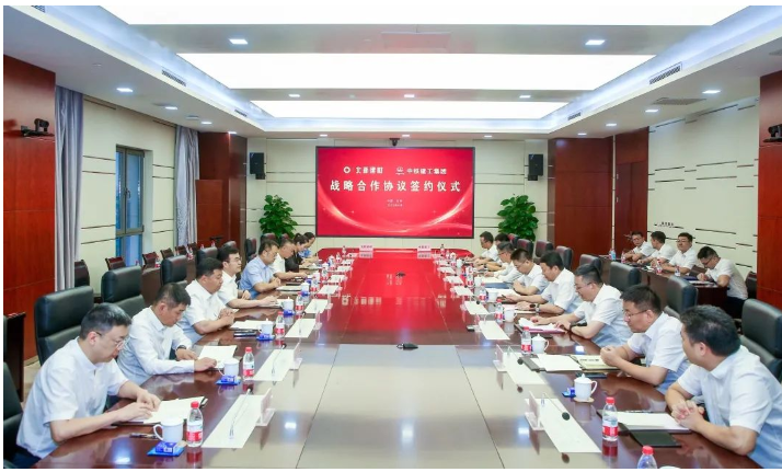 北新建材副總經理楊正波，總經理助理、北新防水總經理丁尚華，龍牌集團總經理邱洪，北新涂料總經理陳燕，北新建材戰略營銷部總經理毛欣飛;中鐵建工集團副總經理黃振庭，中鐵裝配黨委書記、總經理安振山，中鐵建工集團戰略規劃部部長蘇衛東，經營開發部部長于文濤，中鐵建工集團一公司總經理曾科斌，中鐵裝配總工程師湯榮偉，中鐵建工集團物資設備部副部長陳子瀟參加簽約儀式和座談。
