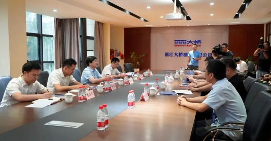 湖州市市委常委、組織部部長徐仲儀一行蒞臨大橋油漆調研工作