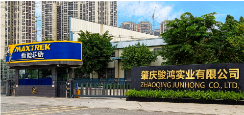 肇慶駿鴻實業有限公司成立于2006年，位于廣東省肇慶高新區，員工人數超1000人，集半鋼子午線輪胎研發、制造、銷售和服務于一身，為福田、東風小康、力帆、福迪、眾泰等多家汽車生產廠商提供(或曾經提供)輪胎配套。