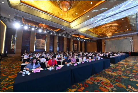 李輝講到，經濟新格局是國內國際雙循環(huán)互相促進，需要防范在技術創(chuàng)新、擴大內需、供給側結構性改革等方面的認識誤區(qū)，并分享了構建新發(fā)展格局的路徑，包括堅持供給側結構性改革戰(zhàn)略方向，推動產業(yè)鏈供應鏈優(yōu)化升級，以高水平對外開放打造國際合作和競爭新優(yōu)勢。