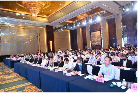 　徐文英表示，過去一年，俄烏沖突，疫情管控、歐元貶值……等太多突變，行業(yè)工業(yè)總產值、總盈利出現(xiàn)了全面下滑，很多企業(yè)家感嘆到了行業(yè)的至暗時刻，協(xié)會也在天然膠核銷問題、能耗標準修訂、國際貿易摩擦、行業(yè)團體標準制定等方面積極行動，并加強與政府的溝通，來解決行業(yè)遇到的難題和困境。