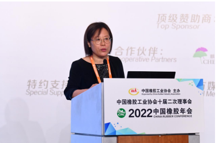 　徐文英在致辭中表示，協會的一項重要工作，就是搭建一個好的平臺，來讓大家相互的認識，相互的溝通，這次會議邀請到了許多重量級嘉賓，要在兩天分六大板塊進行知識分享。相信通過協會搭建的平臺，大家都能收獲滿滿，希望各位每一天都活在幸福中，不要害怕困難，因為信心比黃金還重要。