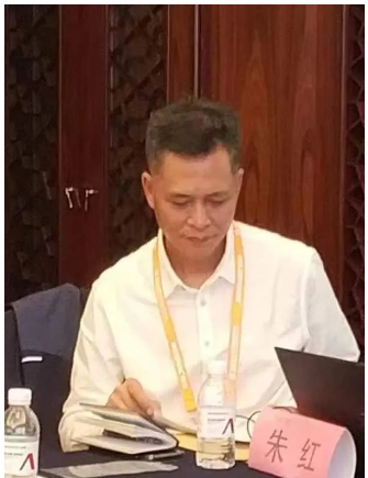 中橡協副秘書長、技經委主任朱紅受邀，在會議上作了《 “雙碳”政策對輪胎行業發展影響及對策》的報告。朱紅圍繞中國碳排放現狀以及相關政策，實現碳達峰的路徑及應對措施等方面，進行了解讀和分享，并就企業提出的問題做了現場答疑。