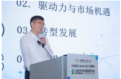 作為一家以傳統智能裝備制造起家的上市公司，萬向新元科技股份有限公司積極響應并踐行綠色制造理念，融合5G工業互聯網解決方案，已打造廢舊輪胎循環利用解決方案、光伏硅材料提純等行業循環經濟應用的成功案例。新元科技副總經理張輝帶來了《實現綠色低碳發展，踐行企業責任擔當》的報告。