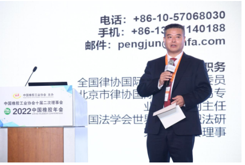 彭俊把RCEP放在目前國(guó)際經(jīng)貿(mào)規(guī)則競(jìng)爭(zhēng)和博弈的整體態(tài)勢(shì)中進(jìn)行分析,闡明其對(duì)貨物貿(mào)易、服務(wù)貿(mào)易和投資的作用,從而深入淺出地說(shuō)明了RCEP與企業(yè)發(fā)展的關(guān)系。 彭俊把RCEP放在目前國(guó)際經(jīng)貿(mào)規(guī)則競(jìng)爭(zhēng)和博弈的整體態(tài)勢(shì)中進(jìn)行分析,闡明其對(duì)貨物貿(mào)易、服務(wù)貿(mào)易和投資的作用,從而深入淺出地說(shuō)明了RCEP與企業(yè)發(fā)展的關(guān)系。