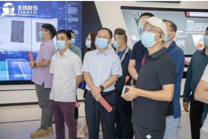 在工作人員的帶領和講解下，與會嘉賓參觀天鐵股份體驗中心、智能制造示范車間以及試驗平臺之后，對打造智能制造車間，探索以互聯網工廠升級傳統制造有了更全面的認識