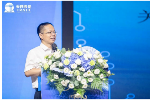 中橡協副會長兼秘書長雷昌純蒞臨大會，并講話。
