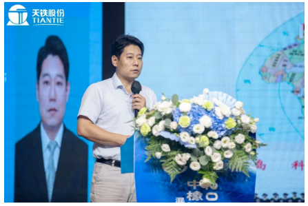 青島科技大學橡塑材料與工程重點實驗室副主任劉偉博士，作了《橡塑材料改性技術及應用》的報告;
