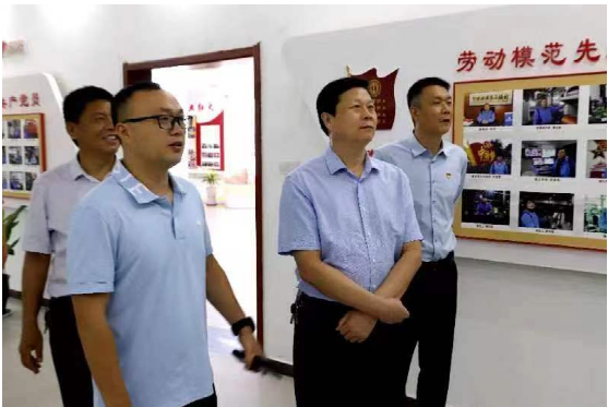 　市、縣兩級人民法院領(lǐng)導(dǎo)在李洋董事長的陪同下，先后來到公司五心黨建展廳、產(chǎn)品展示廳，并同公司有關(guān)人員進(jìn)行深入座談。