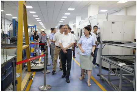 　陳善福副局長一行主要參觀了建新試驗中心(國家級實驗室)，實地了解建新各類先進試驗設備、試驗要求及研發試驗驗證的情況，包括密封條開關門疲勞玻璃升降試驗、金屬表面防腐蝕交變試驗、減振件的疲勞耐久試驗、NVH試驗等試驗設備。
