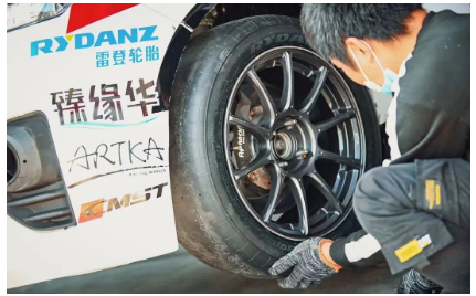 面對國內(nèi)輪胎市場份額急劇下跌的危機,多路馳項目負(fù)責(zé)人魏學(xué)東轉(zhuǎn)變工廠銷售思路,增強和國外客戶的交流,將銷售分?jǐn)偟酵赓Q(mào)出口上,3月外貿(mào)輪胎銷售業(yè)績?yōu)?萬條,7月已經(jīng)達(dá)到了11.8萬多條,順利實現(xiàn)了二季度扭虧為盈。 面對國內(nèi)輪胎市場份額急劇下跌的危機,多路馳項目負(fù)責(zé)人魏學(xué)東轉(zhuǎn)變工廠銷售思路,增強和國外客戶的交流,將銷售分?jǐn)偟酵赓Q(mào)出口上,3月外貿(mào)輪胎銷售業(yè)績?yōu)?萬條,7月已經(jīng)達(dá)到了11.8萬多條,順利實現(xiàn)了二季度扭虧為盈。