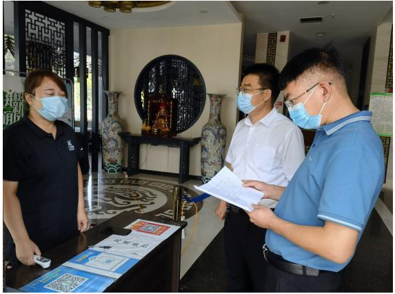 曲寶傳在檢查中強調(diào),各公司要進一步提高政治站位,強化大局意識,堅決杜絕麻痹大意和僥幸心理,嚴(yán)防‘四風(fēng)’問題反彈回潮,持續(xù)深化鞏固中央八項規(guī)定精神成果和來之不易的疫情防控成果,要嚴(yán)格遵守廉潔過節(jié)“十嚴(yán)禁”,以扎實有效的工作實績迎接黨的二十大勝利召開。 曲寶傳在檢查中強調(diào),各公司要進一步提高政治站位,強化大局意識,堅決杜絕麻痹大意和僥幸心理,嚴(yán)防‘四風(fēng)’問題反彈回潮,持續(xù)深化鞏固中央八項規(guī)定精神成果和來之不易的疫情防控成果,要嚴(yán)格遵守廉潔過節(jié)“十嚴(yán)禁”,以扎實有效的工作實績迎接黨的二十大勝利召開。