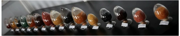 產品應用領域拓展是華源顏料市場擴面、穩進提質的重要途徑。譬如低長徑比氧化鐵黃顏料產品的研發，通過工藝技術創新改變長徑比，使產品具有極好的附著力、遮蓋力、著色力和屏蔽性等特性，滿足客戶對功能型氧化鐵顏料產品的需求。