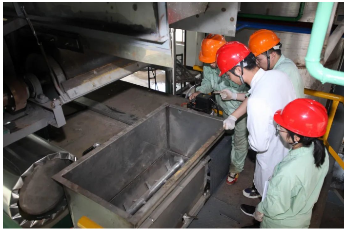 華源顏料中試車間升級改造項目于今年4月份開始實施，歷時5個月完成改造。原有中試車間月處理能力只有1噸左右，隨著產品應用領域拓展與客戶對產品穩定性的要求不斷提高，新產品研發的持續推進，中試車間改造正當其時。改造后的中試車間月處理能力可達20噸，可滿足多種產品多種性能的測試。