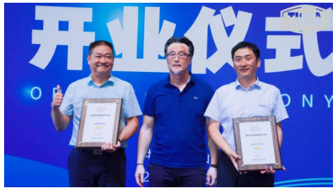 老虎新材料在中國市場，完成了在江蘇太倉、廣東清遠、成都眉山的基地布局，而且駱飆不只是大中華區的CEO，還兼著這三個生產基地的總經理。