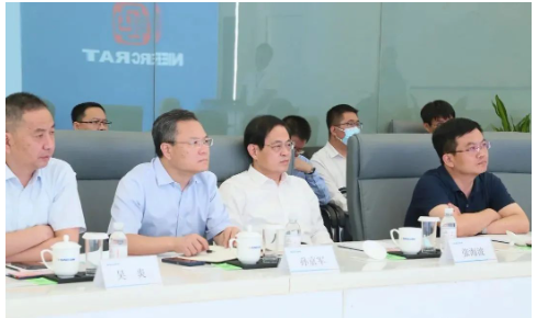 調研組相繼走訪參觀了青島益凱新材料有限公司,賽輪集團黃島工廠全鋼80萬套生產線和OTR制造部,怡維怡橡膠研究院等,了解了重點企業、單位今年以來的生產經營情況,以及在生產運行、建設發展過程中遇到的困難和存在的問題。 調研組相繼走訪參觀了青島益凱新材料有限公司,賽輪集團黃島工廠全鋼80萬套生產線和OTR制造部,怡維怡橡膠研究院等,了解了重點企業、單位今年以來的生產經營情況,以及在生產運行、建設發展過程中遇到的困難和存在的問題。