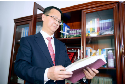 　作為全國優(yōu)秀企業(yè)家，黃舸舸是貴州省第十三次黨代會代表、工程技術(shù)研究員，曾獲“2021年度中國西部企業(yè)數(shù)字化轉(zhuǎn)型領(lǐng)軍人物”、“2019-2020年度貴州省優(yōu)秀企業(yè)家榮譽稱號”、“2010年全國勞模”、“ 2009年中國橡膠工業(yè)科學技術(shù)進步有功專家”等榮譽。