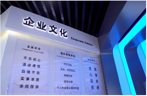 華盛集團接待室的墻壁上，掛著一幅巨幅山水畫，題目叫《源遠流長》。盯著畫作，已出任集團副董事長的張玉亮，向記者暢想著未來：“心懷‘國之大者’，打造‘國貨精品’，包括華盛橡膠在內的中國輪胎產業，必將迎來更高質量發展!”