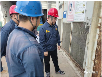 　李俊指出，要充分認識“雙控”機制建設在風險管控和隱患排查治理過程中發揮的作用，把“雙控”機制建設作為保障安全生產的一項重要抓手，逐步提升公司管理人員綜合業務水平，積極引導員工主動參與“雙控”機制建設和運用，營造安全穩定的生產環境。