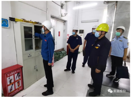 張齊海認真聽取了濟寧黑貓關于專項整治三年行動工作匯報及國慶、二十大期間安全生產工作部署，并重點查看了秋冬季火災防控、安全生產“八抓20項”等工作資料。