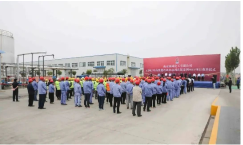 王磊代表菏澤市委、市政府,向尚舜化工項(xiàng)目奠基表示祝賀。 王磊代表菏澤市委、市政府,向尚舜化工項(xiàng)目奠基表示祝賀。